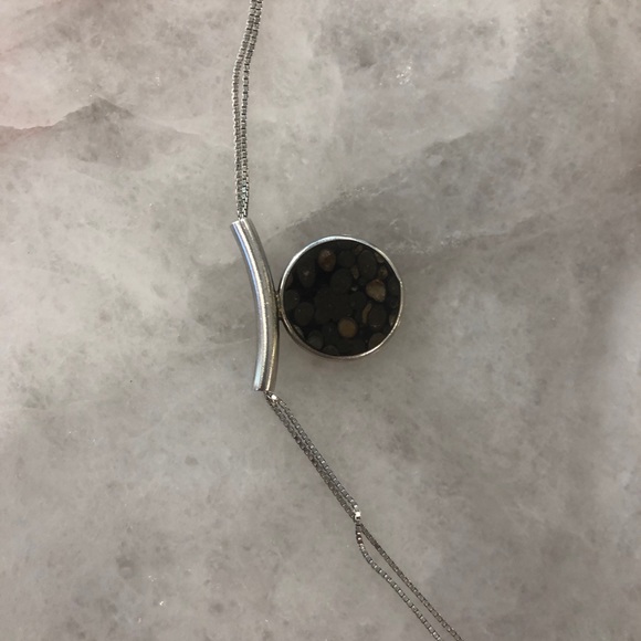 Flower design pendant and silver chain necklace - Picture 6 of 8